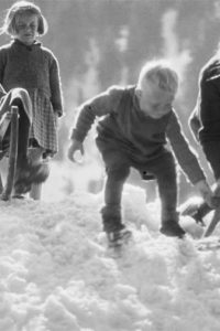 Sledging 1930s (Card)