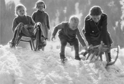 Sledging 1930s (Card)